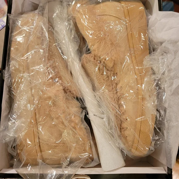 Brand New! Blondo Ava Waterproof Faux-Fur & Suede Mocassin Sneakers - Picture 4 of 5